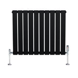 Flachheizkörper in Schwarz, 600mm x 700mm, mit schlanken, vertikalen Lamellen und glänzenden Ventilen, ideal für moderne Wohnräume