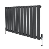 Flachheizkörper in Anthrazitgrau, 600mm x 910mm, mit schlanken Lamellen und modernen Ventilen, ideal für zeitgemäße Wohnräume