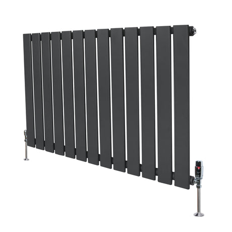 Flachheizkörper in Anthrazitgrau, 600mm x 910mm, mit schlanken Lamellen und modernen Ventilen, ideal für zeitgemäße Wohnräume