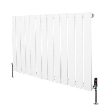 Flachheizkörper in Weiß, 600mm x 910mm, mit schlanken vertikalen Lamellen und modernen Ventilen, ideal für effiziente Raumheizung