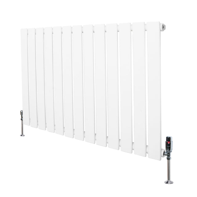 Flachheizkörper in Weiß, 600mm x 910mm, mit schlanken vertikalen Lamellen und modernen Ventilen, ideal für effiziente Raumheizung