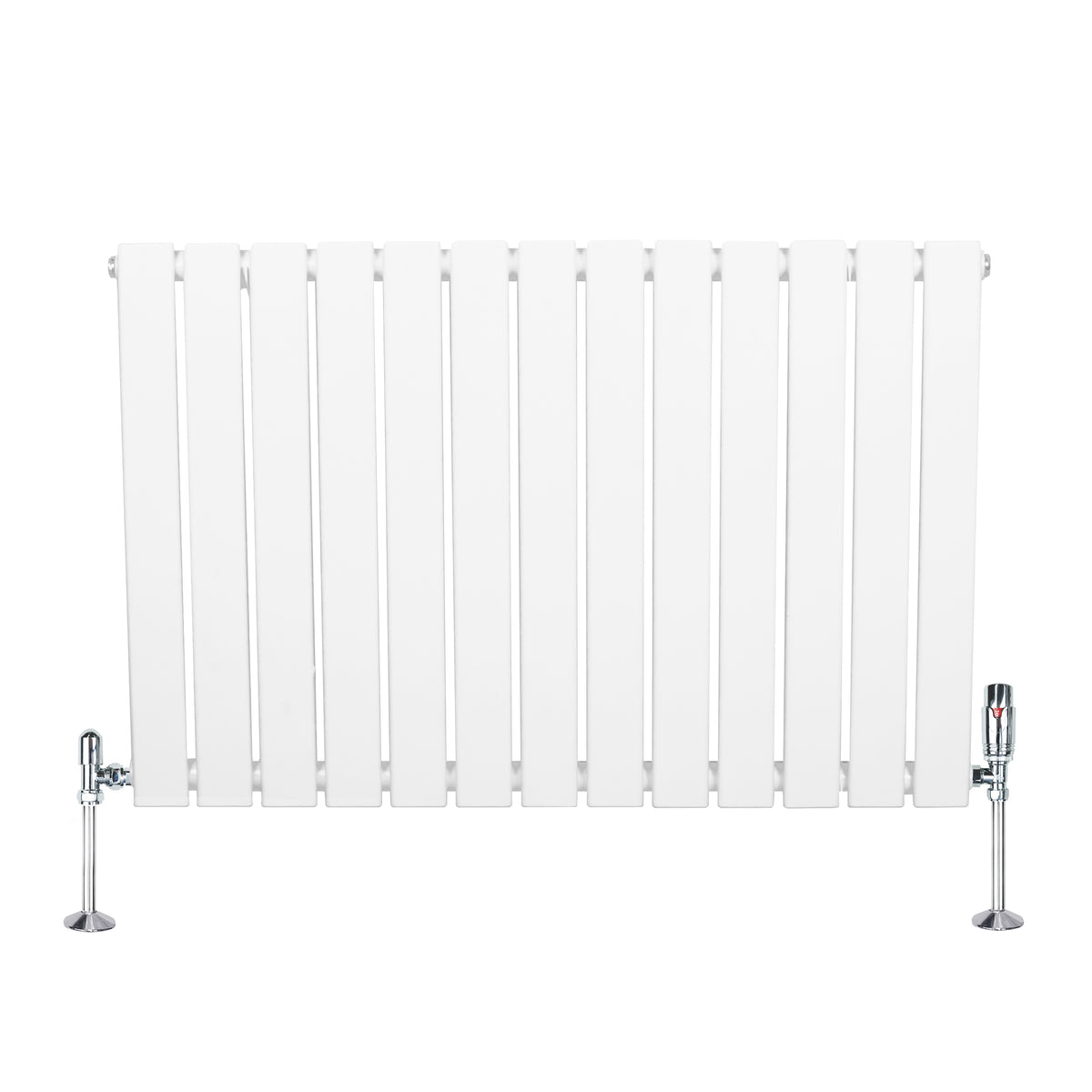 Flachheizkörper in Weiß, 600mm x 910mm, mit vertikalen Lamellen und glänzenden Ventilen, ideal für moderne Wohnräume