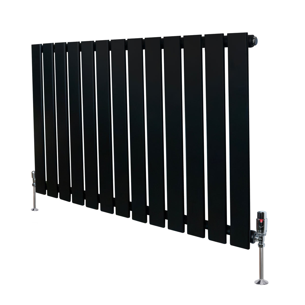 Schwarzer Flachheizkörper mit vertikalen Lamellen, 600mm x 910mm, elegantes Design, moderne Ventile, ideal für zeitgemäße Innenräume