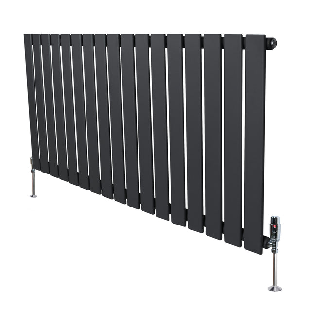 Flachheizkörper in Anthrazitgrau, 600mm x 1190mm, mit schlanken, vertikalen Lamellen und modernen Ventilen, ideal für stilvolle Räume