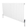 Flachheizkörper in Weiß, 600mm x 1190mm, mit vertikalen Lamellen und modernen Ventilen, ideal für effiziente Raumheizung und stilvolle Innenräume