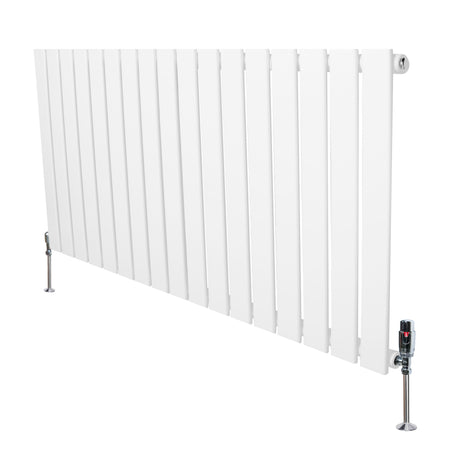 Flachheizkörper in Weiß, 600mm x 1190mm, mit vertikalen Lamellen und modernen Ventilen, ideal für effiziente Raumheizung und stilvolle Innenräume