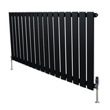 Flachheizkörper in Schwarz, 600mm x 1190mm, mit vertikalen Lamellen und modernen Ventilen, ideal für stilvolle Heizlösungen in jedem Raum