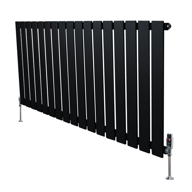 Flachheizkörper in Schwarz, 600mm x 1190mm, mit vertikalen Lamellen und modernen Ventilen, ideal für stilvolle Heizlösungen in jedem Raum