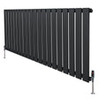 Flachheizkörper in Anthrazitgrau, 600mm x 1400mm, mit schlanken, vertikalen Lamellen und modernen Ventilen, ideal für stilvolle Heizlösungen