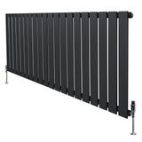 Flachheizkörper in Anthrazitgrau, 600mm x 1400mm, mit schlanken, vertikalen Lamellen und modernen Ventilen, ideal für stilvolle Heizlösungen
