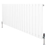 Flachheizkörper in Weiß, 600mm x 1400mm, mit vertikalen Lamellen und modernen Ventilen, ideal für effiziente Raumheizung und stilvolle Einrichtung