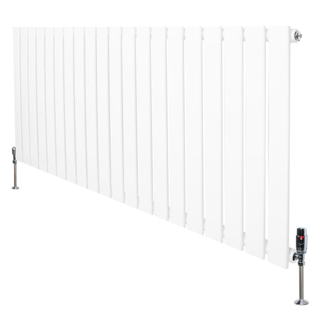 Flachheizkörper in Weiß, 600mm x 1400mm, mit vertikalen Lamellen und modernen Ventilen, ideal für effiziente Raumheizung und stilvolle Einrichtung