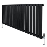 Schwarzer Flachheizkörper mit vertikalen Lamellen, 600mm x 1400mm, elegant und modern, ideal für zeitgemäße Wohnräume, mit Ventilen an den Seiten