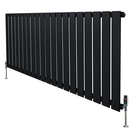 Schwarzer Flachheizkörper mit vertikalen Lamellen, 600mm x 1400mm, elegant und modern, ideal für zeitgemäße Wohnräume, mit Ventilen an den Seiten