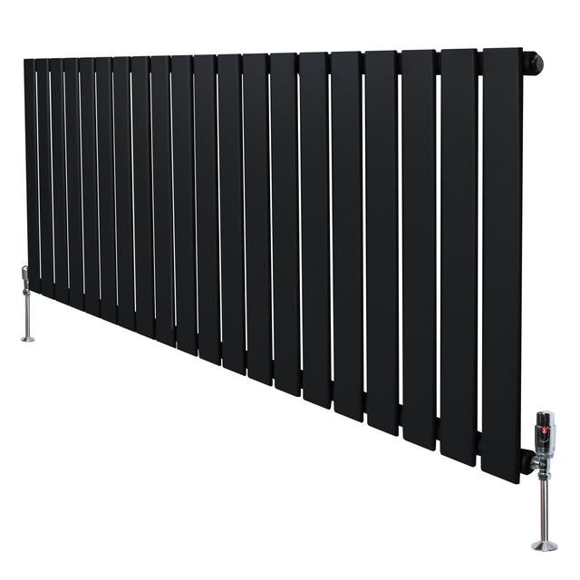 Schwarzer Flachheizkörper mit vertikalen Lamellen, 600mm x 1400mm, elegant und modern, ideal für zeitgemäße Wohnräume, mit Ventilen an den Seiten