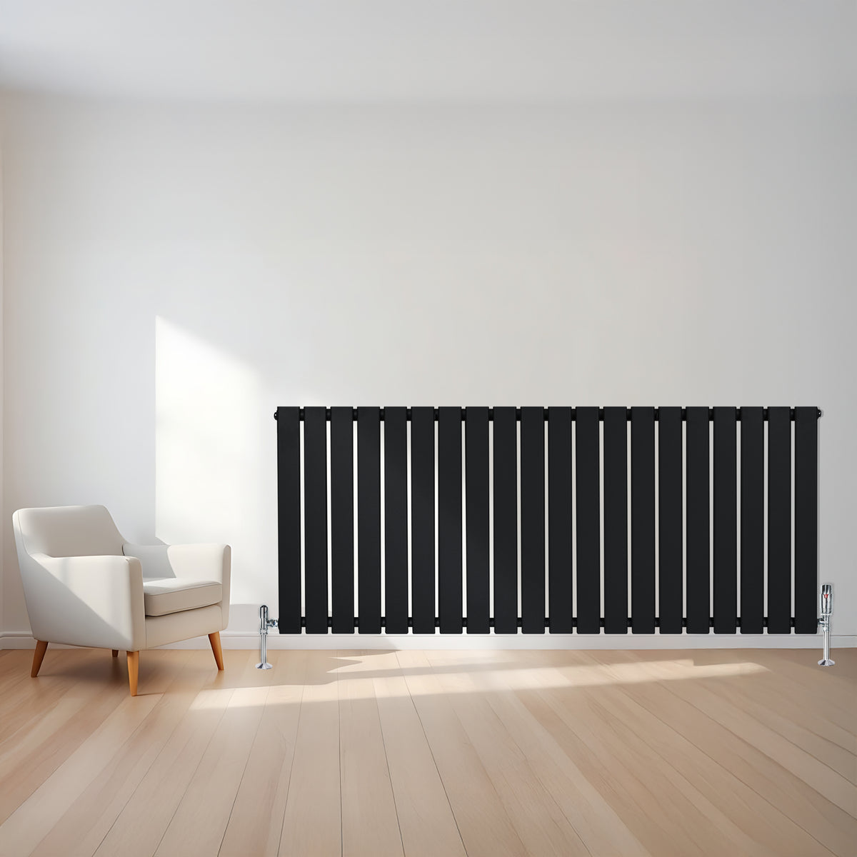 Schwarzer Flachheizkörper mit vertikalen Lamellen, 600mm x 1400mm, elegant an einer hellen Wand, neben einem modernen weißen Sessel auf Holzfußboden