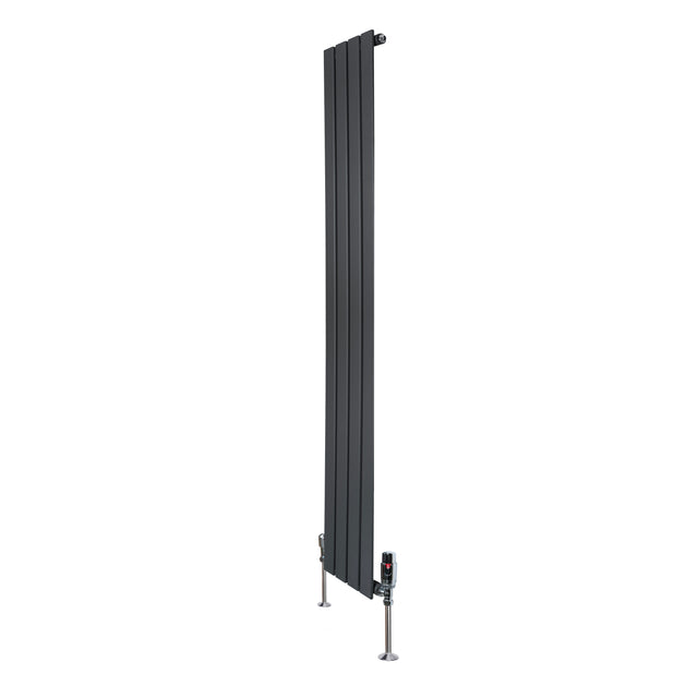 Flachheizkörper in Anthrazitgrau, 1600mm x 280mm, mit vertikalen Lamellen und modernen Ventilen, ideal für stilvolle Heizlösungen