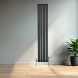 Flachheizkörper in Anthrazitgrau, 1600mm x 280mm, mit schlanken vertikalen Lamellen und glänzenden Ventilen, steht elegant an einer hellen Wand