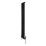 Schwarzer Flachheizkörper mit vertikalen Lamellen, 1600mm x 280mm, ausgestattet mit modernen Ventilen und stabilen Standfüßen
