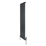 Flachheizkörper in Anthrazitgrau, 1600mm x 420mm, mit vertikalen Lamellen und modernen Ventilen, ideal für stilvolle Heizlösungen