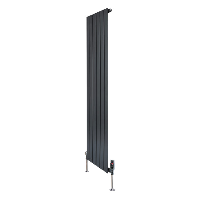 Flachheizkörper in Anthrazitgrau, 1600mm x 420mm, mit vertikalen Lamellen und modernen Ventilen, ideal für stilvolle Heizlösungen