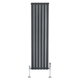 Flachheizkörper in Anthrazitgrau, 1600mm x 420mm, mit vertikalen Lamellen und glänzenden Ventilen, ideal für moderne Innenräume