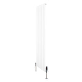 Flachheizkörper in Weiß, 1600mm x 420mm, mit vertikalen Lamellen und modernen Ventilen, ideal für effiziente Raumheizung und stilvolle Gestaltung