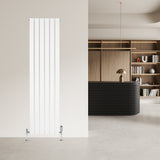 Flachheizkörper in Weiß, 1600mm x 420mm, mit vertikalen Lamellen und modernen Ventilen, ideal für stilvolle Innenräume und effiziente Wärmeverteilung