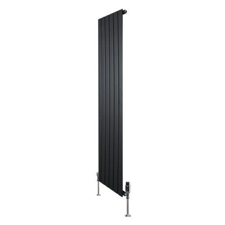 Schwarzer Flachheizkörper mit vertikalen Lamellen, 1600mm x 420mm, elegantes Design, ideal für moderne Innenräume, inklusive Ventile