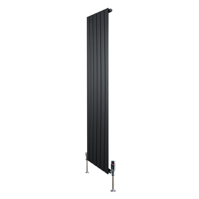 Schwarzer Flachheizkörper mit vertikalen Lamellen, 1600mm x 420mm, elegantes Design, ideal für moderne Innenräume, inklusive Ventile