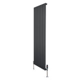 Flachheizkörper in Anthrazitgrau, 1600mm x 560mm, mit vertikalen Lamellen und modernen Ventilen, ideal für stilvolle Heizlösungen