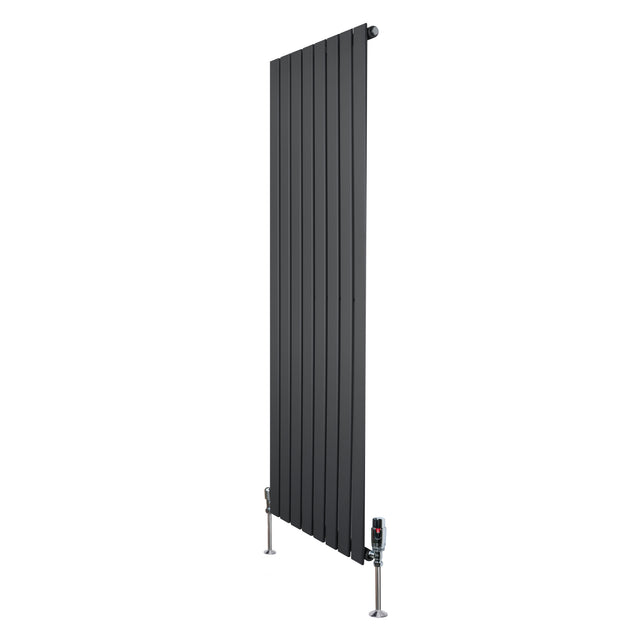 Flachheizkörper in Anthrazitgrau, 1600mm x 560mm, mit vertikalen Lamellen und modernen Ventilen, ideal für stilvolle Heizlösungen