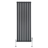 Flachheizkörper in Anthrazitgrau, 1600mm x 560mm, mit vertikalen Lamellen und glänzenden Ventilen, ideal für moderne Innenräume