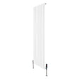 Flachheizkörper in Weiß, 1600mm x 560mm, mit vertikalen Lamellen und modernen Ventilen, ideal für effiziente Raumheizung und stilvolle Akzente