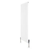 Flachheizkörper in Weiß, 1600mm x 560mm, mit vertikalen Lamellen und modernen Ventilen, ideal für effiziente Raumheizung und stilvolle Akzente