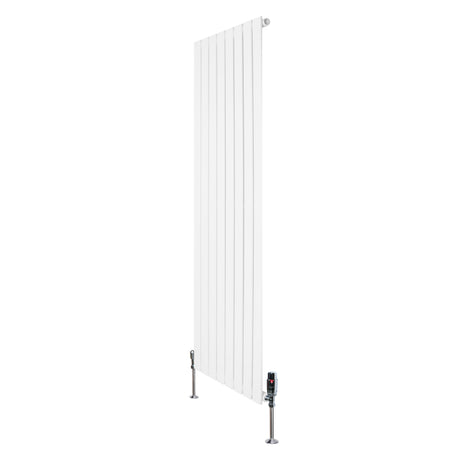 Flachheizkörper in Weiß, 1600mm x 560mm, mit vertikalen Lamellen und modernen Ventilen, ideal für effiziente Raumheizung und stilvolle Akzente