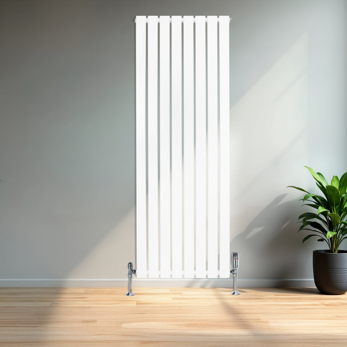 Flachheizkörper in Weiß, 1600mm x 560mm, mit vertikalen Lamellen und glänzenden Ventilen, steht elegant in einem modernen Raum mit Holzfußboden und Pflanze
