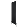 Flachheizkörper in Schwarz, 1600mm x 560mm, mit vertikalen Lamellen und modernen Ventilen, ideal für stilvolle Heizlösungen in jedem Raum