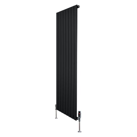 Flachheizkörper in Schwarz, 1600mm x 560mm, mit vertikalen Lamellen und modernen Ventilen, ideal für stilvolle Heizlösungen in jedem Raum