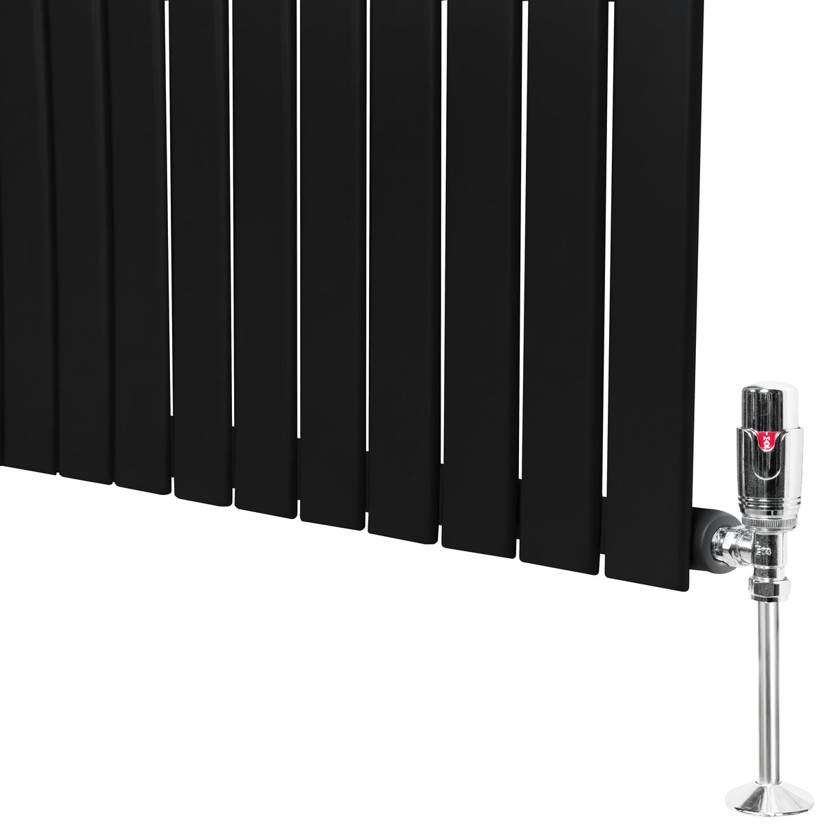 Schwarzer Flachheizkörper mit vertikalen Lamellen, 1600mm x 560mm, ausgestattet mit einem glänzenden Ventil und stabiler Basis für moderne Heizlösungen