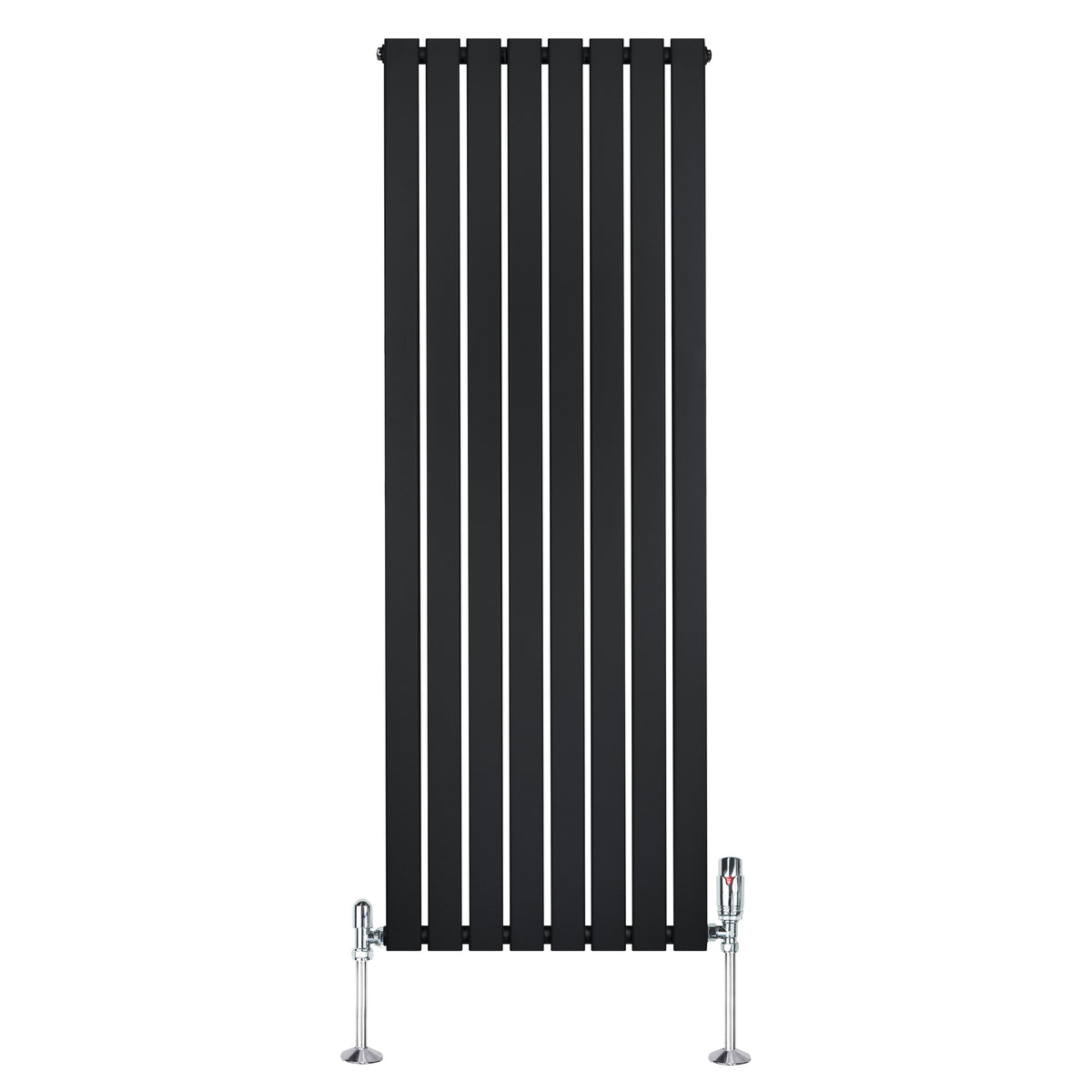 Schmaler, vertikaler Flachheizkörper in elegantem Schwarz, mit geraden, schmalen Lamellen und glänzenden Ventilen an der Basis, ideal für moderne Räume
