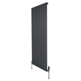 Flachheizkörper in Anthrazitgrau, 1600mm x 700mm, mit vertikalen Lamellen und modernen Ventilen, ideal für stilvolle Heizlösungen