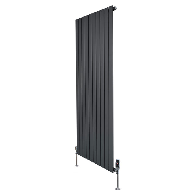 Flachheizkörper in Anthrazitgrau, 1600mm x 700mm, mit vertikalen Lamellen und modernen Ventilen, ideal für stilvolle Heizlösungen