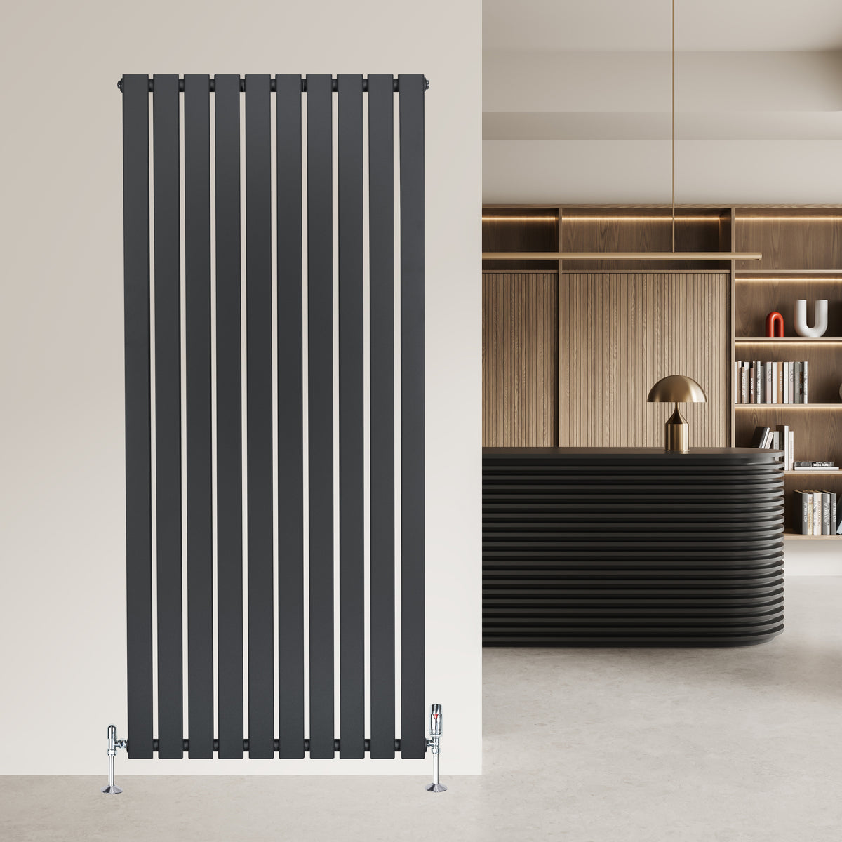 Flachheizkörper in Anthrazitgrau, 1600mm x 700mm, vertikale Lamellen, modernes Design, montiert an einer hellen Wand, stilvolle Innenraumgestaltung