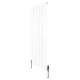 Flachheizkörper in Weiß, 1600mm x 700mm, mit vertikalen Lamellen und modernen Ventilen, ideal für effiziente Raumheizung und stilvolle Einrichtung