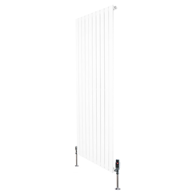 Flachheizkörper in Weiß, 1600mm x 700mm, mit vertikalen Lamellen und modernen Ventilen, ideal für effiziente Raumheizung und stilvolle Einrichtung