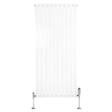 Flachheizkörper in Weiß, 1600mm x 700mm, mit vertikalen Lamellen und glänzenden Ventilen, ideal für moderne Innenräume