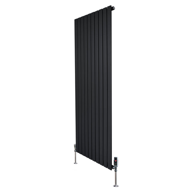 Schwarzer Flachheizkörper mit vertikalen Lamellen, 1600mm x 700mm, ausgestattet mit modernen Ventilen und stabilen Füßen aus Metall