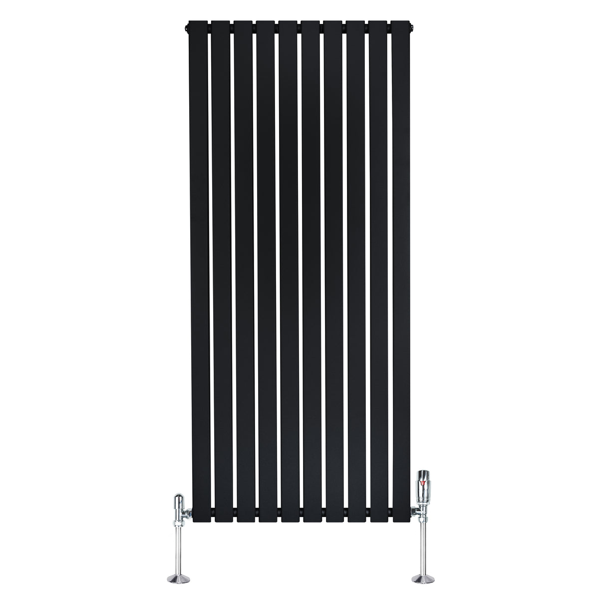 Schwarzer Flachheizkörper mit vertikalen Lamellen, 1600mm x 700mm, glänzende Ventile und Standfüße aus Metall, modernes Design für elegante Räume