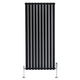 Schwarzer Flachheizkörper mit vertikalen Lamellen, 1600mm x 700mm, glänzende Ventile und Standfüße aus Metall, modernes Design für elegante Räume